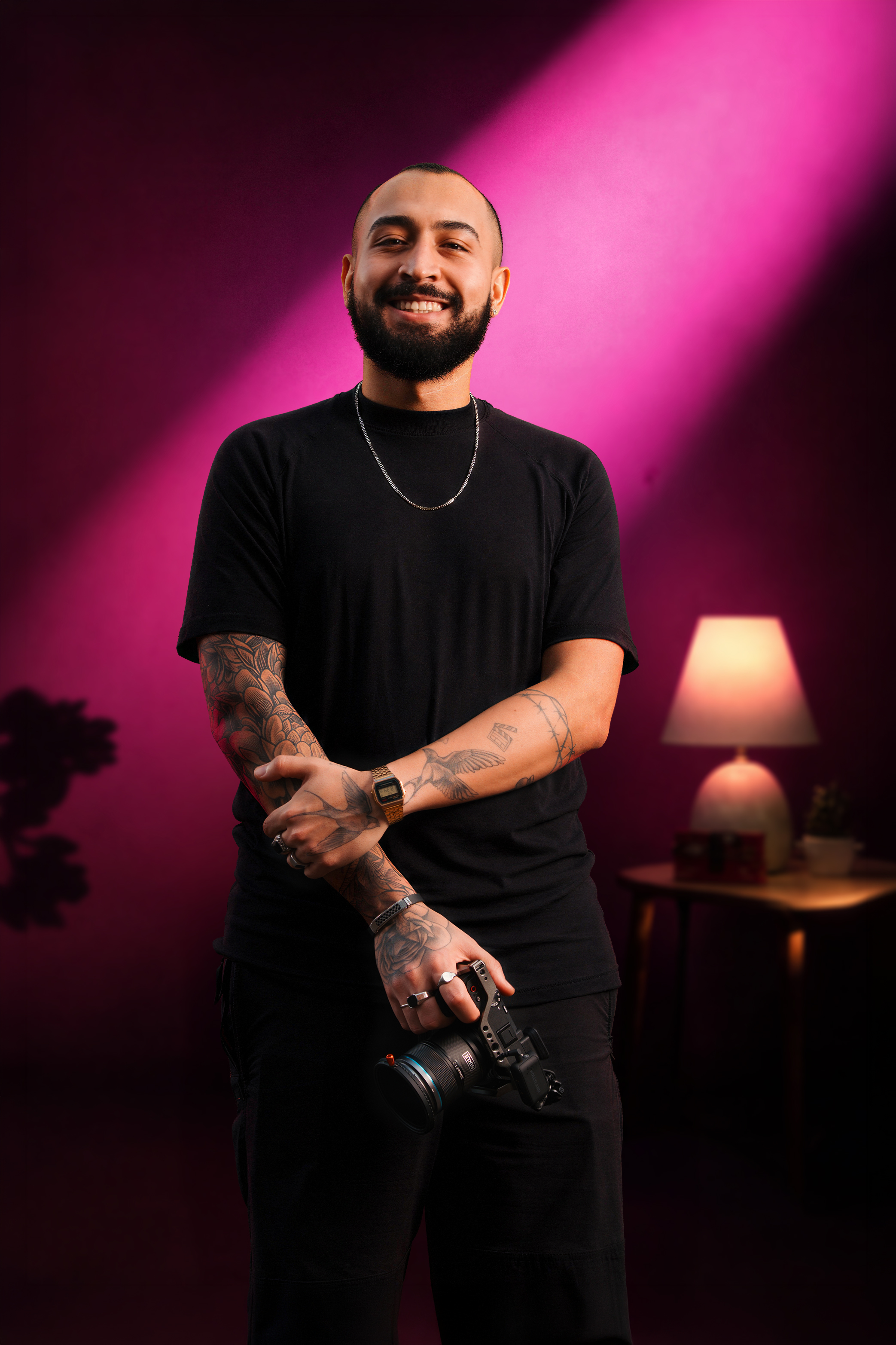 Lucas Has sorrindo, de mãos cruzadas