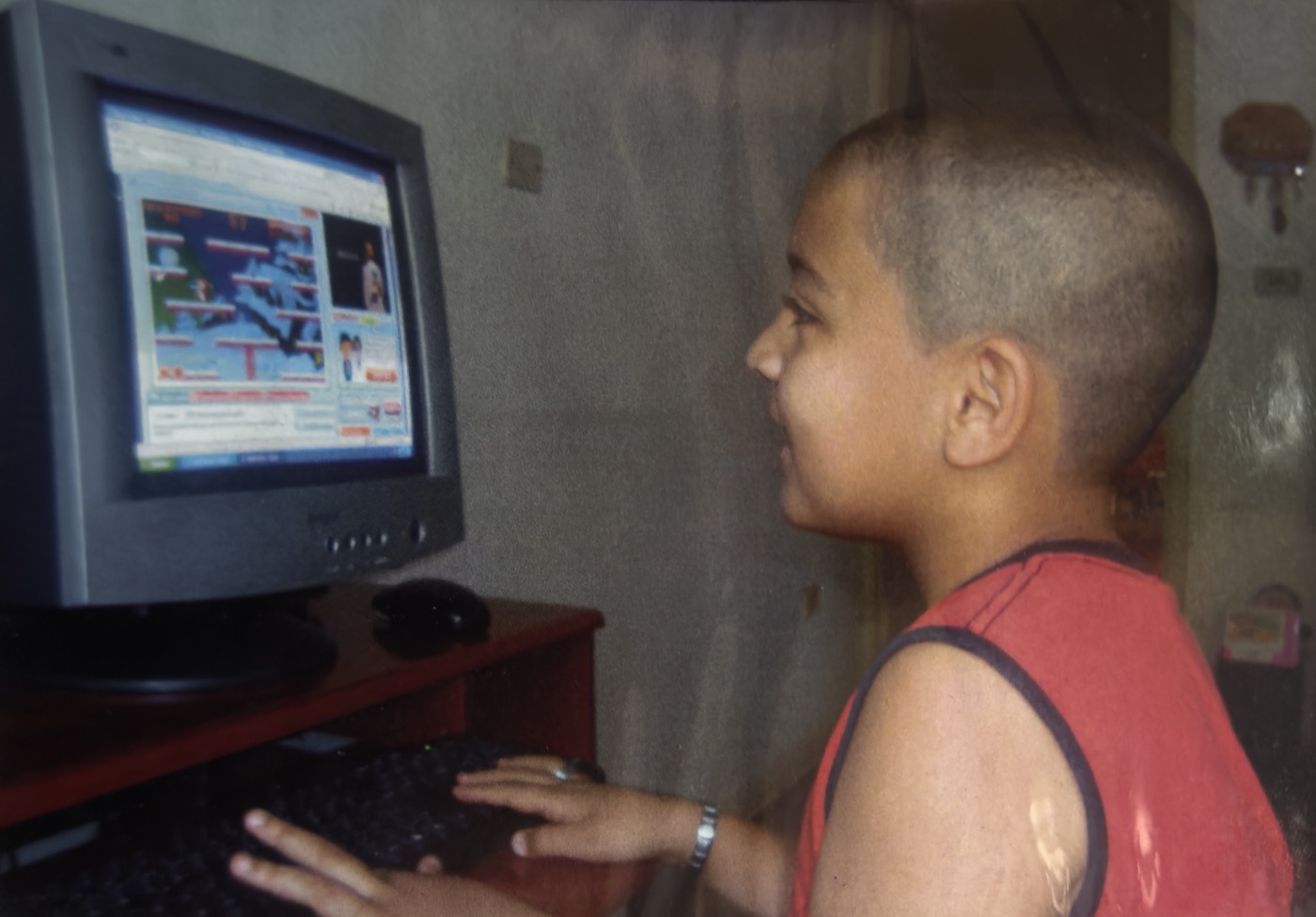 Lucas criança diante de um computador de tubo